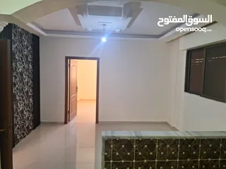  4 شقة شبه ارضية فاخرة مع ساحة خاصة للبيع ، موقع مميز وهادئ