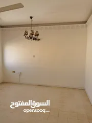  4 للبيع منزل طابقين 5 غرف في الخوض قريب جامع محمد بن عمير مؤجر بعقد 3 سنوات ب 300ريال
