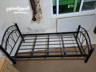  2 تخت حديد مفرد مستعمل بحالة الجديد لون اسود متر بمترين  الموقع صويلح المعلومات الجنائية