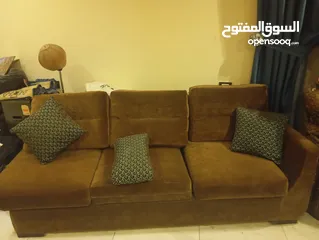  1 طقمين كنب مستعمل للبيع المستعجل  الأول تفصيل والثاني تجاري