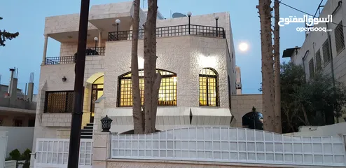  1 منزل (فيلا) مستقلة استثنائية بموقع مميز مكونة من ثلاث طوابق للبيع بسعر مغري