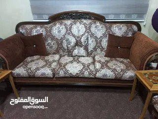  3 طقم كنب وطاولات خشب زان وسجادة شاجي بحالة جديد