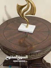  4 طاولة عدد 2 بالإضافة إلى خزانة للأحذية