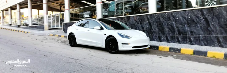  3 تيسلا 2022 model 3 بحالة الوكالة فحص كامل اوتوسكور +B لون مميز في الحرة للبيع بسعر لقطة ومحرووووق