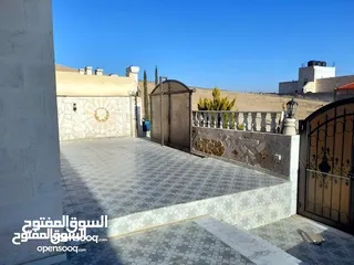  11 فيلا مميزة للبيع طابقين الزرقاء الجديدة