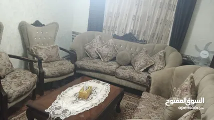  9 طقم كنب للبيع بحالة الجيدة مع 3 طاولات