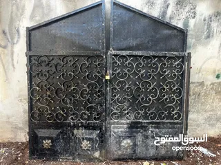  3 متفرقات للبيع  علاقة ملابس حديد شبه جديد باب pvc مع الحلق 95*212 مع الحلق باب حديد خارجي 2m*1m