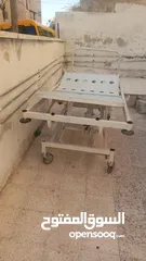  1 سرير طبي في حالة جيدة