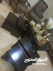  3 طاولات وسط 1 حجم كبير معها 4 سيرفيس 2 كبير و 2 صغير