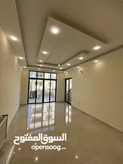  5 بتشطيب فندقي منطقة فلل في اجمل مناطق الحويطي خلف المدارس العالمية