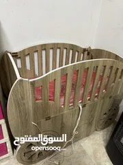  1 سرير بيبي مستعمل بحاله الوكالة  ولا خدش