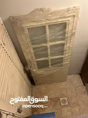  1 باب خشب  كامل مع الحلق متين جدا جدا   عرض الحلق 104 سم وطوله 225 عرض الباب 95 سم  الباب طوله 210سم
