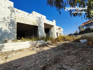  6 قطعه أرض عليها فيلا عظم للبيع في سطح مرحبا