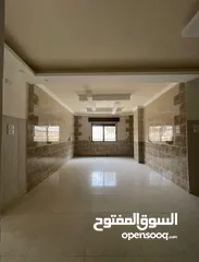  21 شقه شبه ارضيه 153م مع تراس للبيع على شارع البترا مقابل اربد مول غراند وكازيه الرجوب