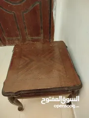  2 ثريا شغاله 3 اضاءات وطاولة وسط وجانبيه وحده خشب زان وبلوط