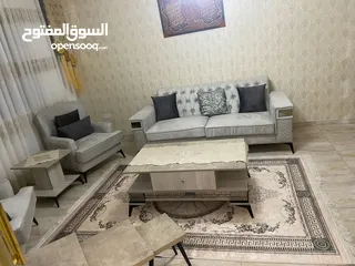  8 غرفة جلوس مع طاولة سفره