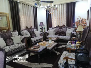  9 غرفة الضيوف مع طاولة سفرره