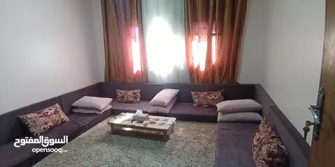  1 مجلس ارضي مكون من 5 فرشات و7 مساند و10 مخدات وبرداية ثلاث قطع تطريز دبي بحالة الجديد