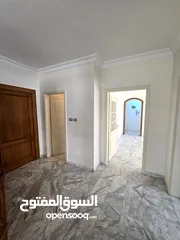  3 الرابية شقة فارغه للإيجار طابق ثالث مساحة 200 متر نظيفة بسعر مميز