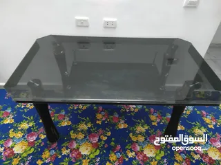  1 طاولة طعام زجاجية بدون كراسي