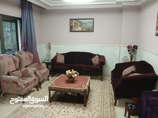  2 طقم كنب لون توتي بحالة ممتازة مع توابعه  لغرفة الضيوف  بسعر مميز