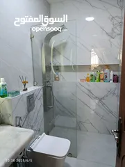  15 شقة سكنية للبيع في سحاب طابق ثاني مدخلين للشقة  قرب الجامع ابو بكر الصديق الحي الغربي