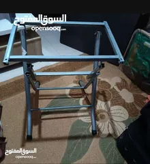  1 طاولة بلاستيك لون بني إستعمال بسيط