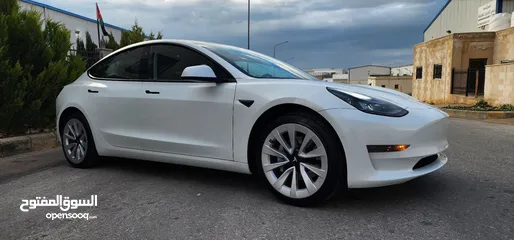  3 Tesla Model 3 -