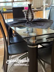  4 غرفه جلوس  جلد وقماش اللون بني وطاوله سفره جلد  وزجاج