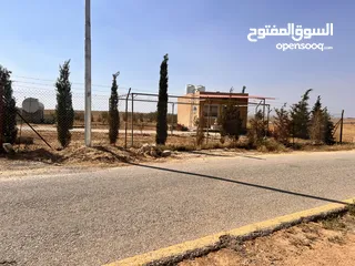 23 قطعة أرض وبيتين  ومزرعه جاهز للسكن