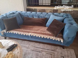  4 طقم كنبايات مميز مع طاولات فاخرة باللون البيج