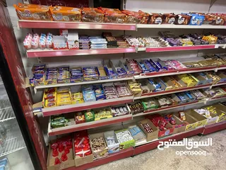  3 سوبر ماركت للبيع  قائم بموقع مميز وحيوي وسكني ودوائر حكوميه ومدرسه وبجواره 7 مصانع