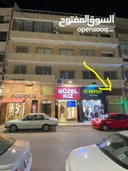  4 محل تجاري كبير بدون تشطيب يصلح تصفية Outlet على ساحة شارع الحمرا مع طابق اول من العمارة