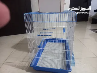 1 مطير كبير+حمام يمام  مع 8 معالف يصلح للعصافير واليمام وجميع طيور الزينه القفص بحاله ممتازه للبيع