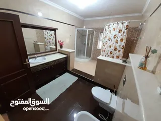  2 شقة طابقيه ( معلقه مستوى الشارع ) فارغة في دير غبار للبيع  ref : 14182