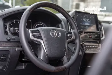  12 Toyota Land Cruiser 2021 Grand Touring   السيارة مميزة جدا و قطعت مسافة 89,000 كيلو متر فقط