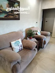  6 طقم كنب 7 مقاعد وبلون مميز بحالة جيدة