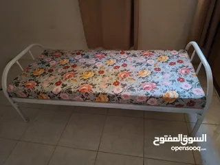  9 سريرين حديد شبه الجديد ومرتبة ضغط عالي جديدة