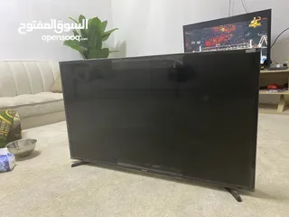  1 شاشه سامسونق للبيع شاشه كسوره فقط، اما باقي قطعها سليمه