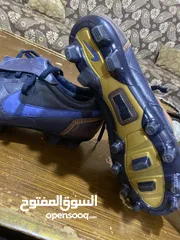  4 حذاء كره قدم للاعب الشهير رونالدينيو الحذاء شبه جديد ويوجد توصيل