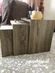  12 طاولة صالة بالون ابيض و خشبي مع تصميم يناسب جميع الديكورات يمتاز بسهولة التنظيف و يحتوي على خزانتين