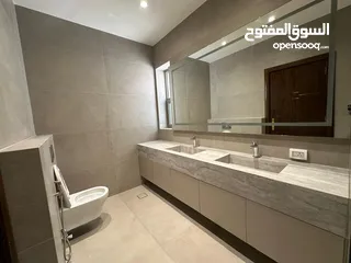  12 شقة طابقيه غير مفروشة للايجار في الدوار الرابع  ( Property 38360 ) سنوي فقط