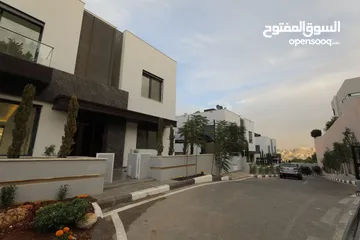  8 للبيع  فيلا مستقلة البناء ضمن كمباوند سبعة فلل ذات إطلالة خضراء جميلة  في منطقة بدر الجديده قرب دابو