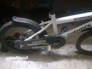  5 للبيع: دراجة هوائية للأطفال – جنط 16  دراجة هوائية بحالة جيدة جدًا، مناسبة للأطفال، لون أبيض أنيق. ج