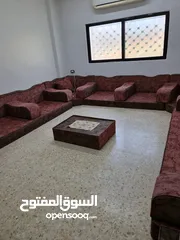  7 فرش عربي واسع بحاله ممتازة للبيع في الزرقاء مقاساته 3.70*3.90