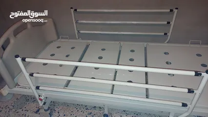  11 سرير طبي متحرك كهربائي وفراش طبي هوائي مستعملة