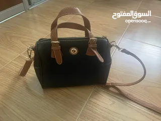  2 شنتة/ شنطة/حقيبة نسائية جديدة لم يتم استخدامها في حالة ممتازة، اسود و بني و معها حبل طويل و قصير.
