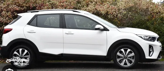  1 كيا ستونيك 2023 فتحة سقف حالة ممتازة لون ابيض عاجي