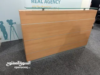  4 اثاث مكتبي متكامل للبيع  بسعر مغري جداً والبيع مستعجل