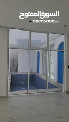 21 نوافذ النُخْبة لتنفيذ أعمال الألمنيوم والزجاج